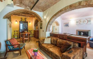 Living area - Lovely home in Mazzolla with WiFi (Mazzolla)