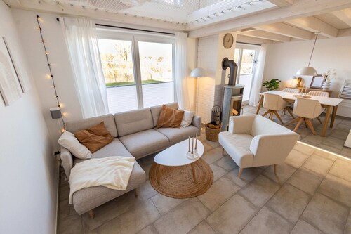 Newly built vacation home with many highlights (sauna, fireplace and first lake location)
