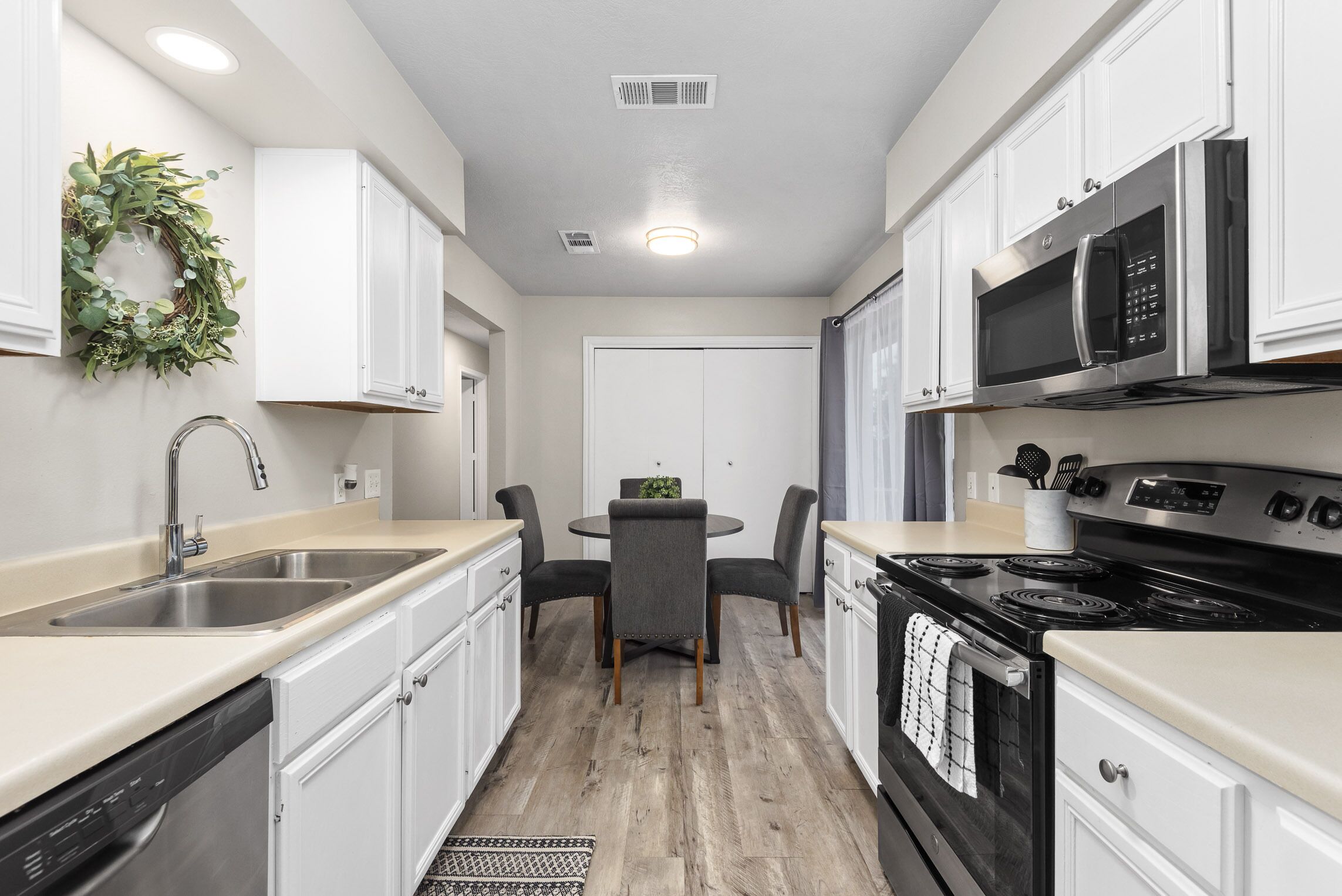 冰箱、微波炉、烤箱、炉灶