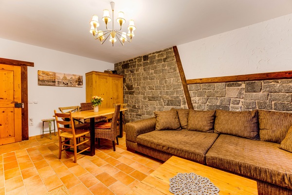 Großer Wohnraum mit Essplatz