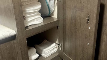 1 habitación, wifi y ropa de cama