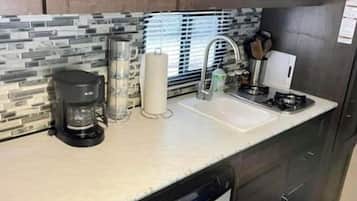 Refrigerador, microondas, cafetera y tetera y tostadora