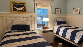 5 bedrooms, desk, travel cot, free WiFi