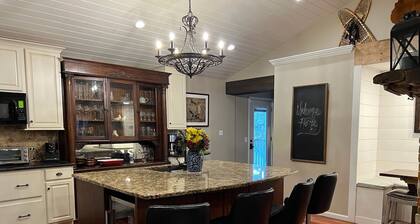 Large Lakehouse with hot tub. walk to public beach in Twin Lakes WI