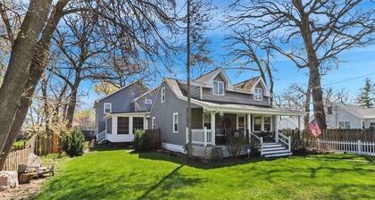 Large Lakehouse with hot tub. walk to public beach in Twin Lakes WI