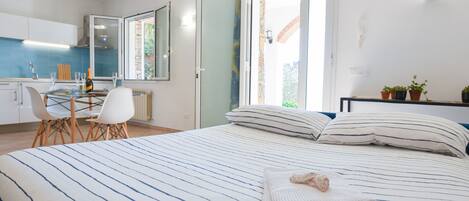 2 soverom, skrivebord, strykejern/-brett og reiseseng for barn