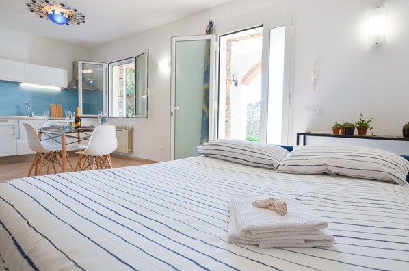 2 camere, una scrivania, ferro/asse da stiro, culla da viaggio