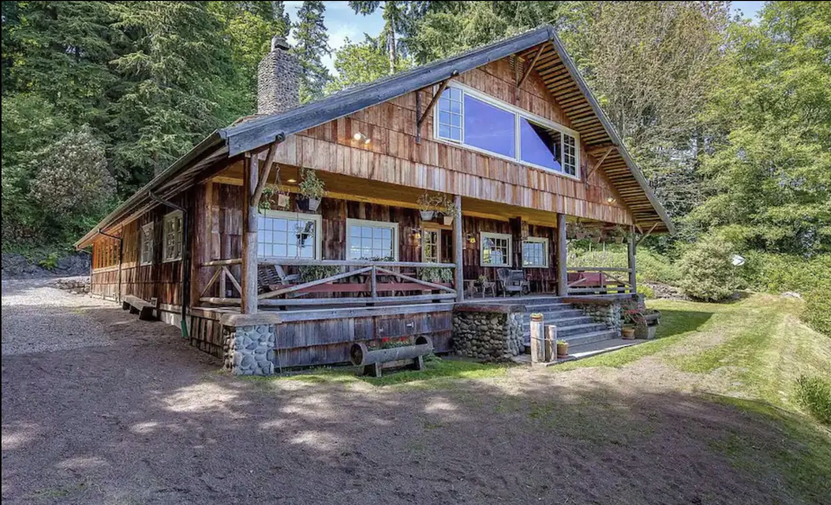 Charming Waterfront 4 Bedroom Cabin