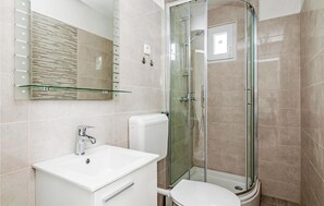 Shower - Nice home in Drage with outdoor swimming pool (Drage)