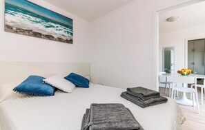 2 bedrooms, free WiFi, bed sheets - Nice home in Drage with outdoor swimming pool (Drage)