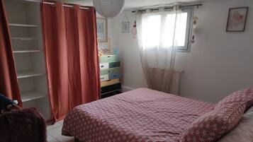 3 habitaciones, tabla de planchar con plancha y cuna de viaje