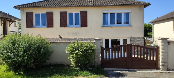 Exterior - Cosy house with fireplace (Oysonville)