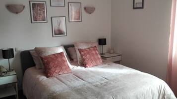 3 slaapkamers, een strijkplank/strijkijzer, reisbedje, gratis wifi