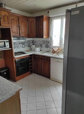 Frigorifero, microonde, forno, piano cottura