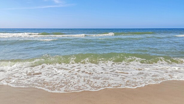 A beach with waves approaching the shore. - Amazing home in Jezierzany with sauna (Jezierzany)