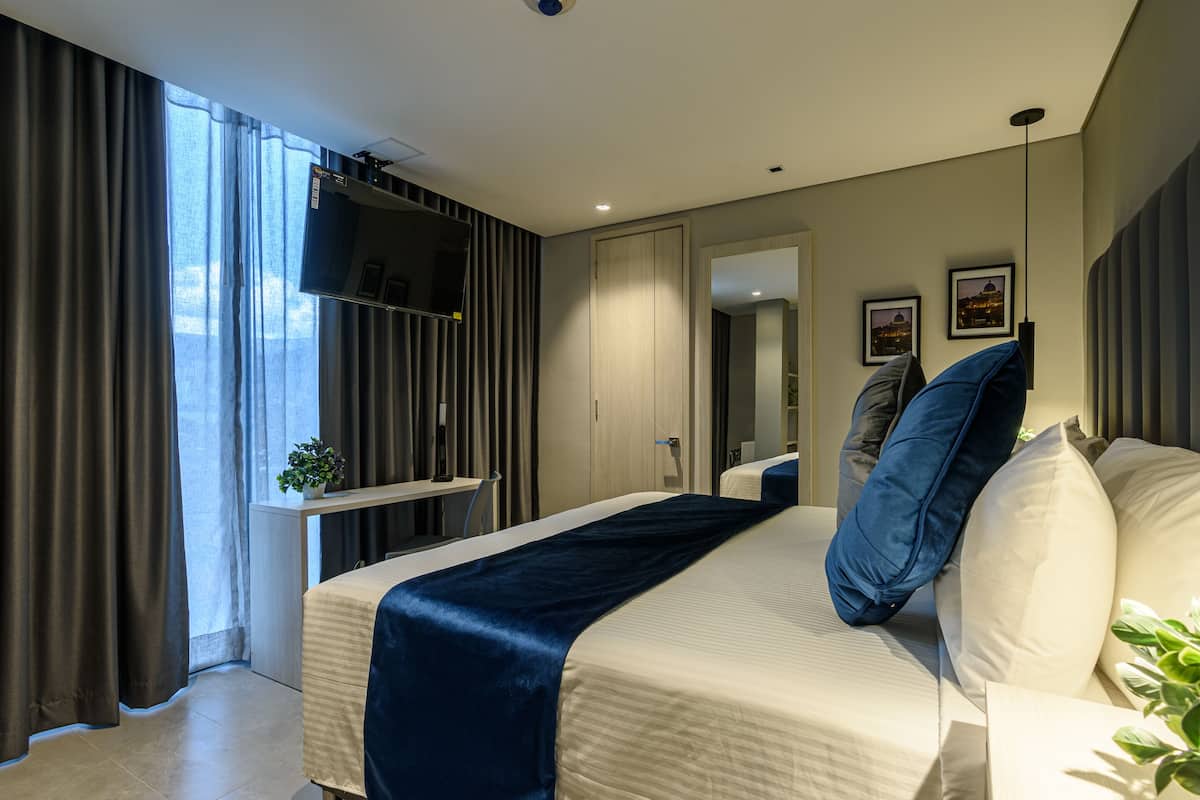 高級雙人房, 城市景 | 高級寢具、Tempur-Pedic 床墊、迷你吧、房內夾萬