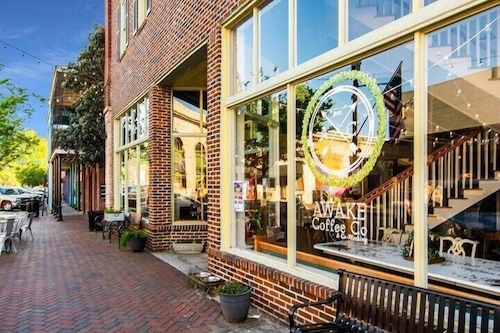 The Rosewood Townhouse - 10 mins to horse park!