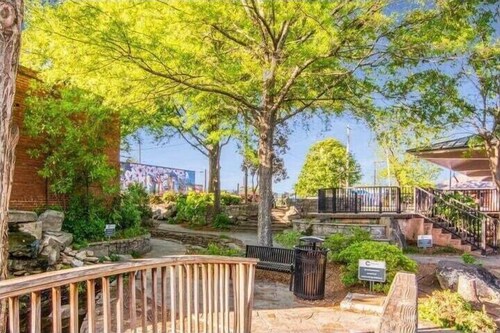 The Rosewood Townhouse - 10 mins to horse park!