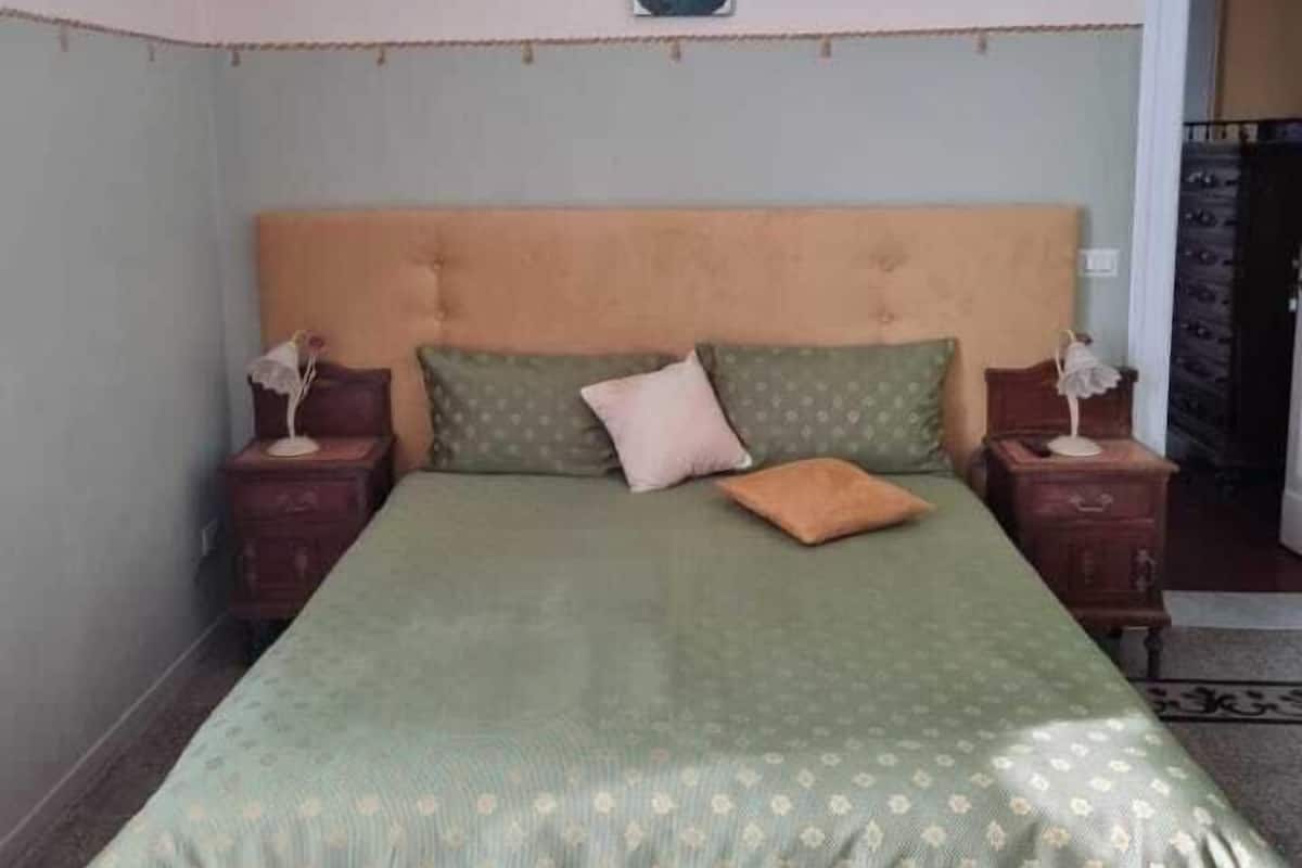 Minibar, escritorio, wifi gratis y decoración personalizada