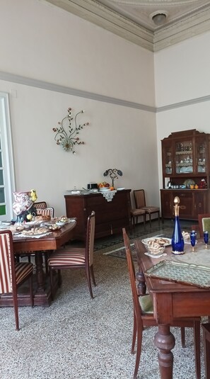 Exclusive Double or Twin Room, Non Smoking, City View | Living area | 42-inch Smart TV with cable channels, TV - CA' DE ANDREAS  (Catania)