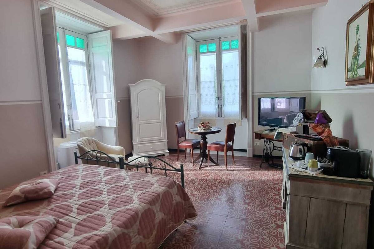 Minibar, escritorio, wifi gratis y decoración personalizada