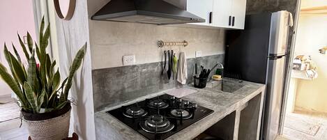 Een koffiezetapparaat/waterkoker, eettafels