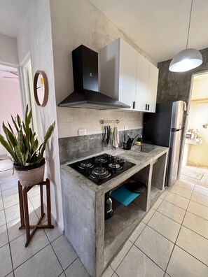 コーヒー / ティーメーカー、ダイニングテーブル