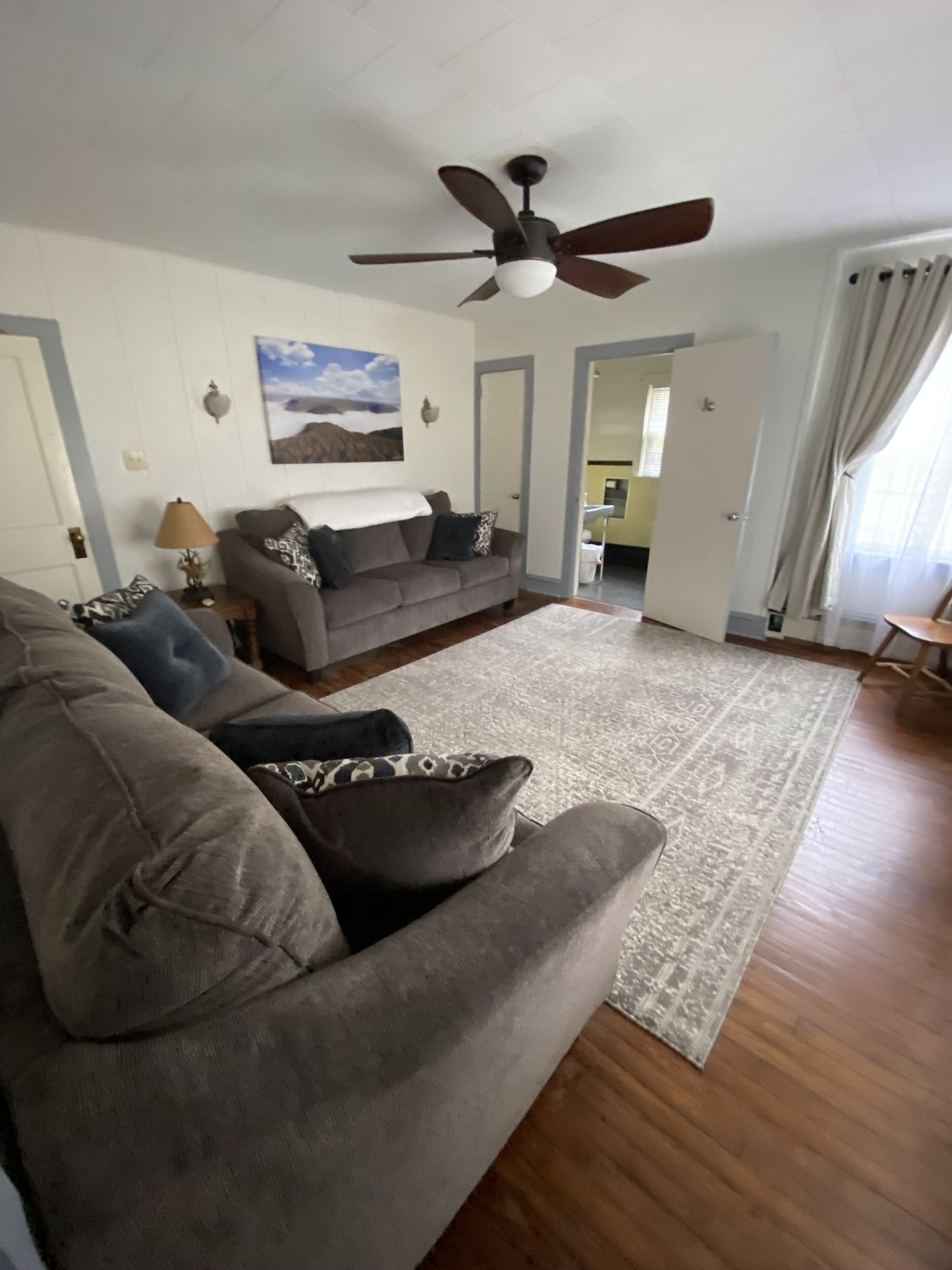 Smart-TV, Kamin, Tischtennisplatte, Bücher