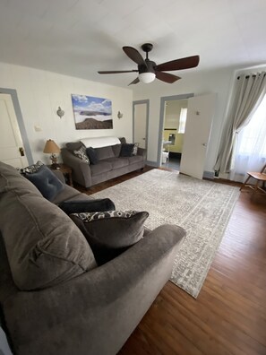 Smart-TV, peis, bordtennis og bøker