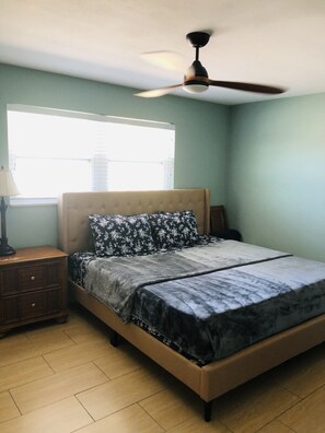 Room - A very relaxing place with a water view at the back cozy home.
 (Cape Coral)