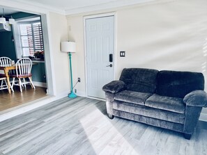 Living area - A very relaxing place with a water view at the back cozy home.
 (Cape Coral)