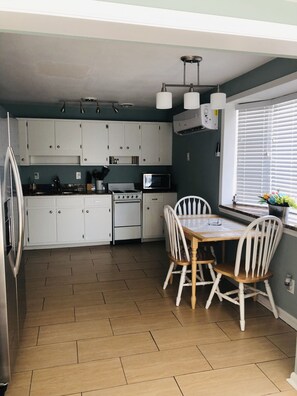 Private kitchen - A very relaxing place with a water view at the back cozy home.
 (Cape Coral)