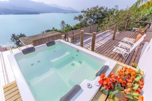 Italian-style panoramic penthouse suite with sea and mountain views, 12 minutes from the beach. Pets are welcome!