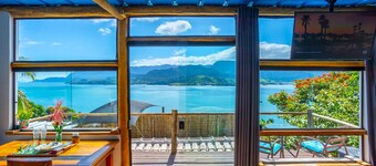 Italian panoramic penthouse suite and hill 12 minutes from the beach, we accept pets!