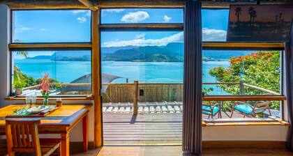 Italian panoramic penthouse suite and hill 12 minutes from the beach, we accept pets!