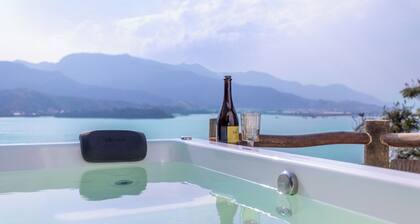 Italian panoramic penthouse suite and hill 12 minutes from the beach, we accept pets!