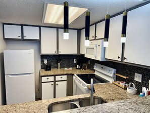 Réfrigérateur, micro-ondes, four, plaque de cuisson