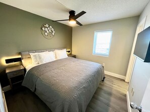 2 bedrooms, desk, WiFi, bed sheets - Updated Beachfront Comfy Suite (Myrtle Beach)