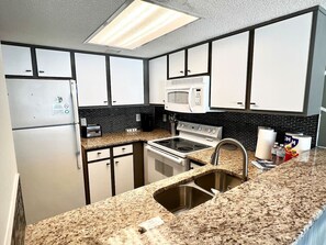 Refrigerador, microondas, horno, placa de cocina