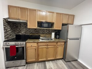 Kjøleskap, mikrobølgeovn, ovn og kokeplater