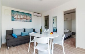 Dining - 2 bedroom gorgeous home in Drage (Drage)