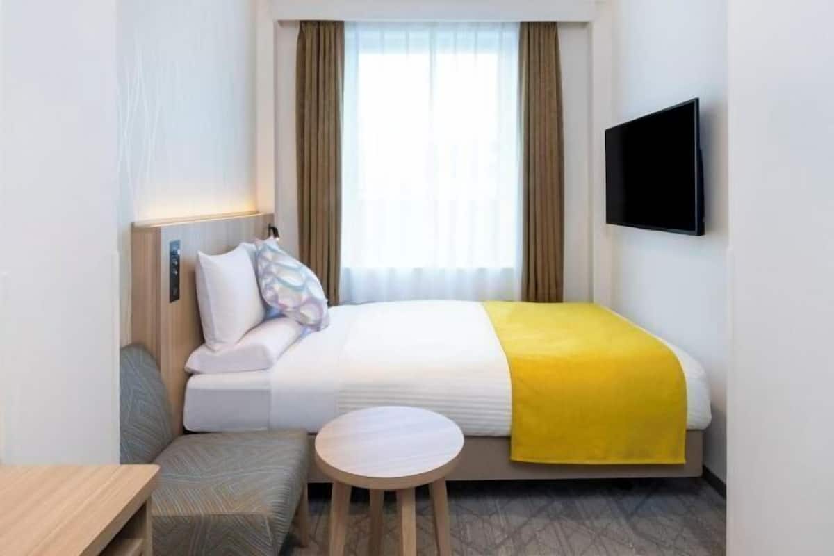 Een kluis op de kamer, een strijkplank/strijkijzer, gratis wifi