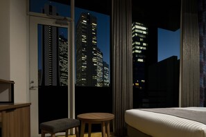 Caja fuerte, tabla de planchar con plancha, wifi gratis y ropa de cama