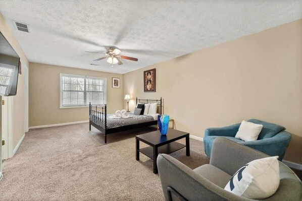 2 bedrooms, iron/ironing board, WiFi