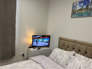 Escritorio y espacio para trabajar con laptop 
