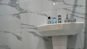 Family Double Room | Bathroom