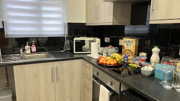 Kühlschrank, Ofen, Gefrierschrank, Küchenrolle