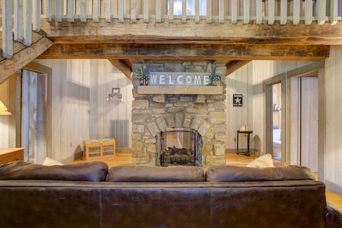 "Timber Lodge", Rustic 4BR Log Cabin + Guesthouse