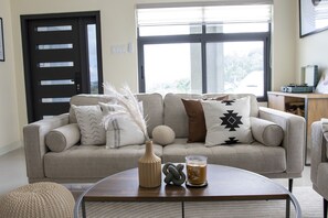 Smart TV - Modern 3-bdr Villa with Mountain Views & Shared Community Pool - 5 Mins to Town (Ocho Rios)