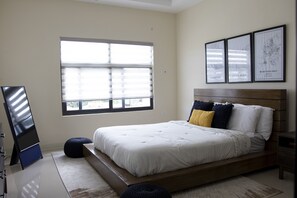 3 bedrooms, iron/ironing board, free WiFi, bed sheets - Modern 3-bdr Villa with Mountain Views & Shared Community Pool - 5 Mins to Town (Ocho Rios)